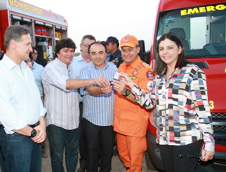 Foto 1 - Governadora entrega viatura e escada magirus